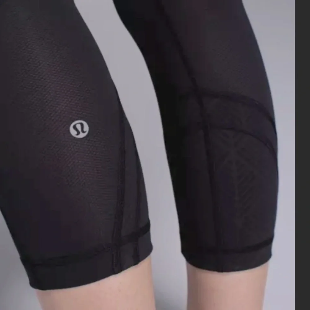 50%off w❤️ LULULEMON Inspire Crop II 6 wash wear is present logo is cracked